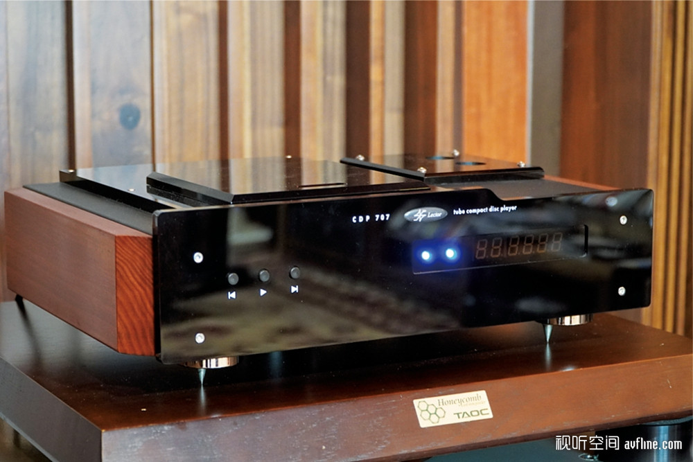 有品味人士的不二之选:LECTOR CDP-707胆输出CD机、ZOE 立体声胆前级、VM200M 单声道混合后级©视听前线